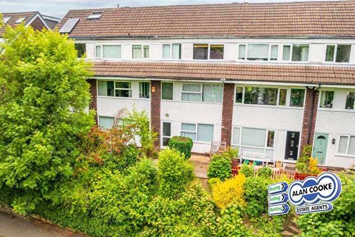 3 Bedroom Town House For Sale In Gledhow Wood Road, Leeds, LS8