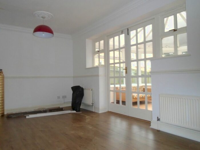 3 Bedroom Detached House For Sale In Buchanan Close, London, N21