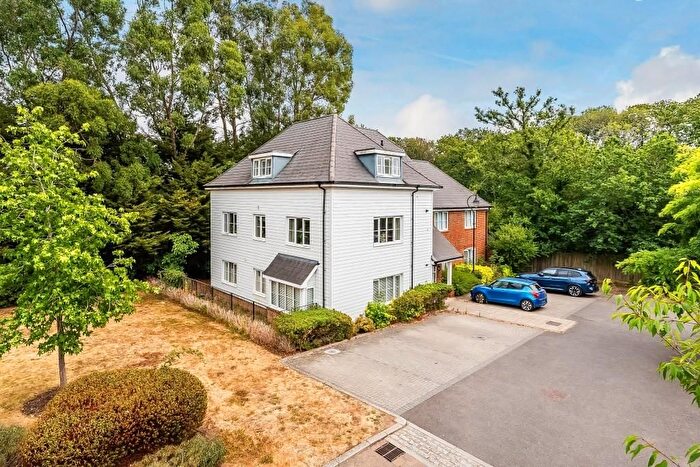 2 Bedroom Flat For Sale In Breakspear Gdns, Beare Green, RH5