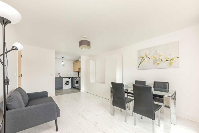 2 Bedroom Flat To Rent In Cline Road, London, N11
