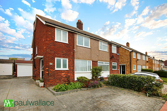 3 Bedroom Semi Detached House For Sale In Hammondstreet Road, West Cheshunt, EN7