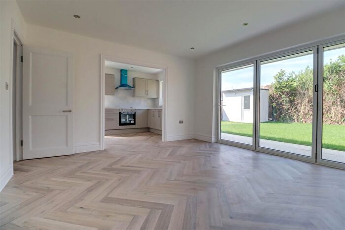 2 Bedroom Semi-Detached Bungalow For Sale In Hengist Gardens, Wickford, SS11