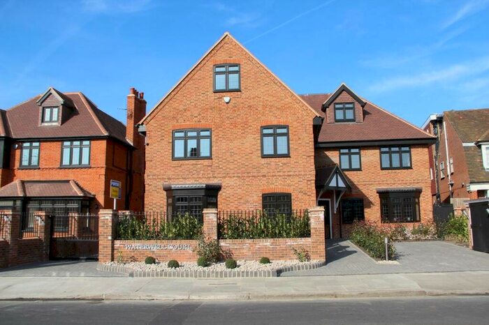 2 Bedroom Flat To Rent In Waterwell Court Manor Avenue Hornchurch Essex, RM11