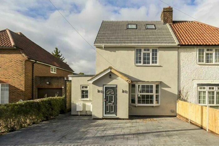 3 Bedroom Flat To Rent In Saxon Drive, London, W3