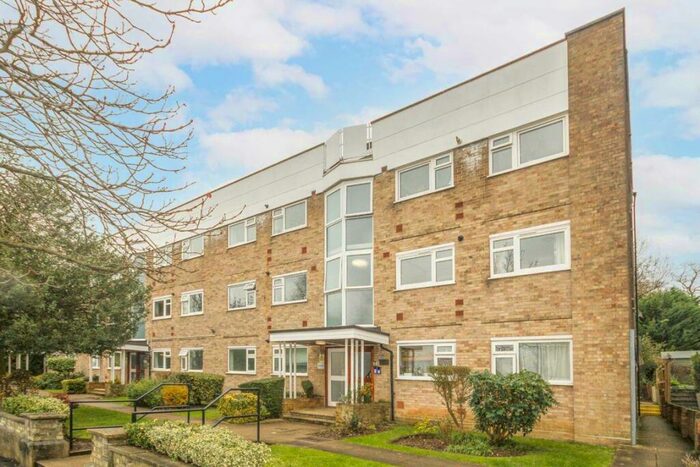 2 Bedroom Flat To Rent In Avenue Elmers, Surbiton, KT6