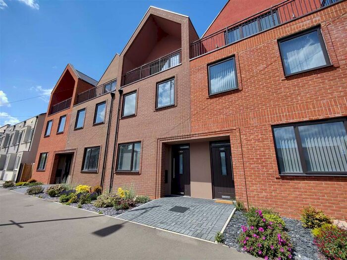 3 Bedroom End Of Terrace House To Rent In London Road, Leigh On Sea, Essex, SS9