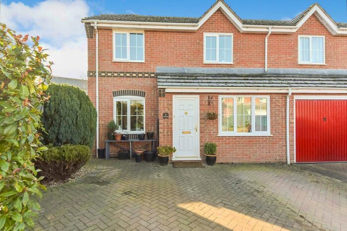 3 Bedroom Semi-Detached House For Sale In Clover Gardens, Stamford, PE9