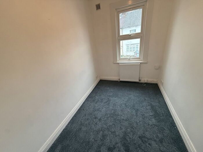 6 Bedroom Semi Detached House To Rent In Pears Road, Hounslow, Middlesex, TW3