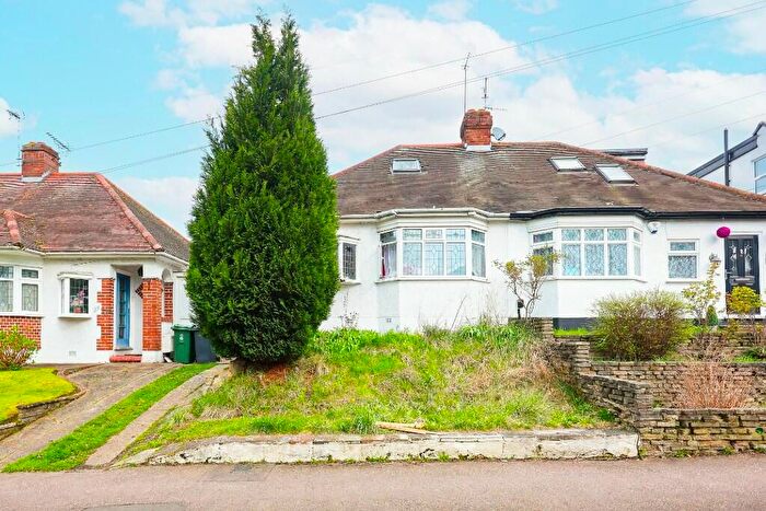3 Bedroom Semi-detached Bungalow For Sale In Yardley Lane, London, E4