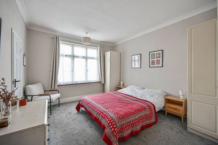 3 Bedroom Flat To Rent In Nutter Lane, Wanstead, London, E11