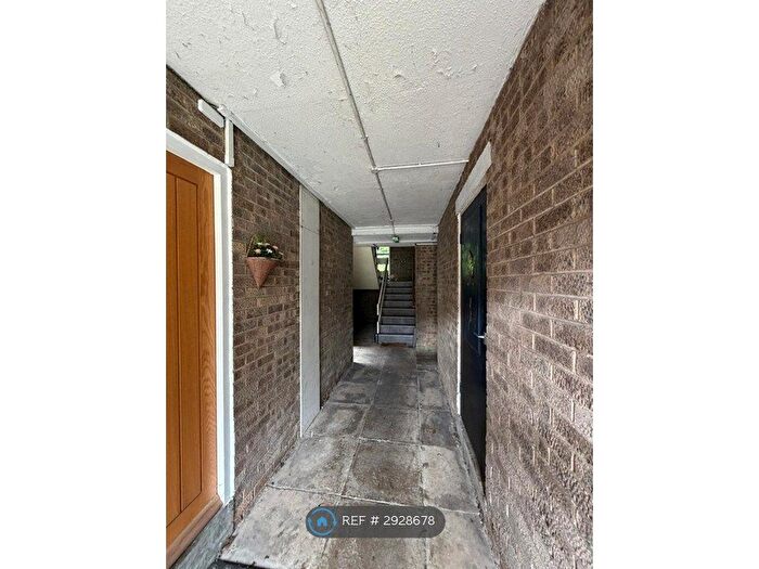 2 Bedroom Flat To Rent In Frizley Gardens, Bradford, BD9