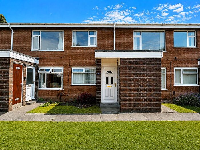 2 Bedroom Flat For Sale In Silverdale Court, Woodthorpe, YO24