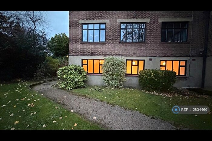 2 Bedroom Flat To Rent In The Crescent, Surbiton, KT6