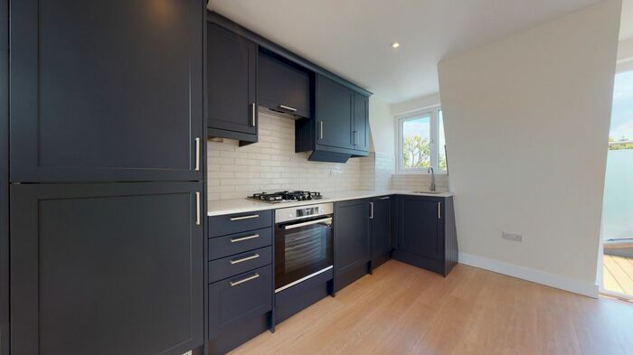 3 Bedroom Flat To Rent In Westcote Road, London, SW16