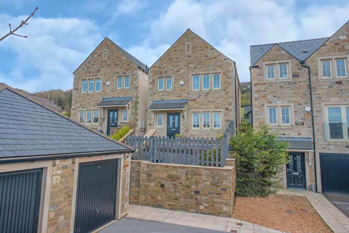 3 Bedroom Detached House For Sale In Holly Fold, Eastburn, BD20
