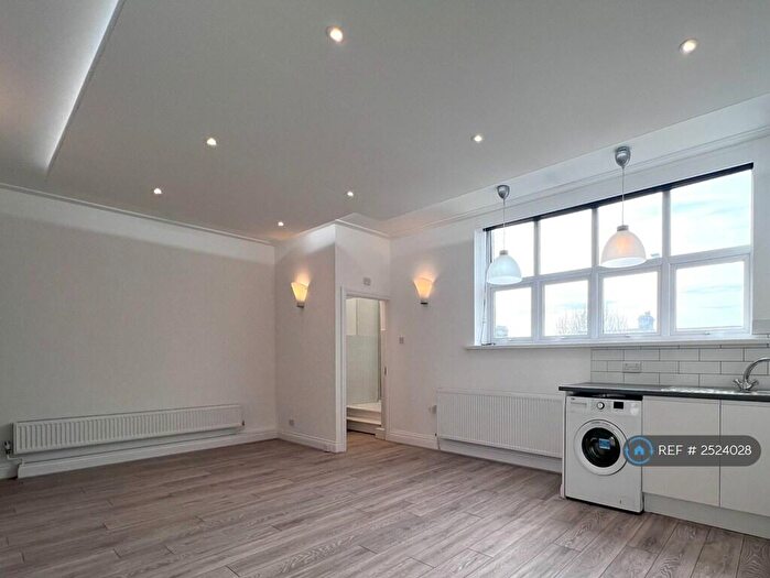2 Bedroom Flat To Rent In Billet Road, London, E17