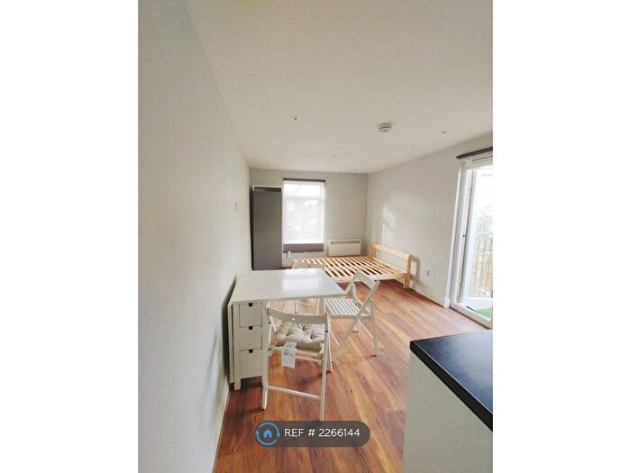 Studio To Rent In Cunningham Road, London, N15