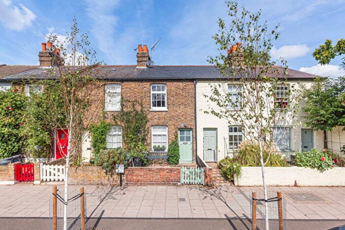 2 Bedroom Cottage For Sale In Railway Side, Barnes, SW13