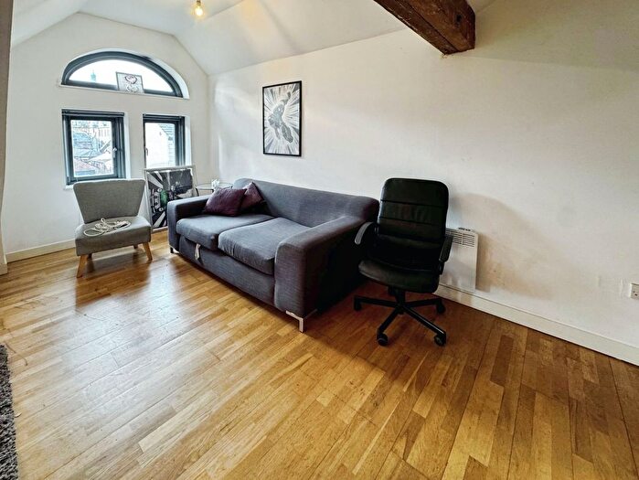 2 Bedroom Flat To Rent In Crown Street, Leeds, Uk, LS2