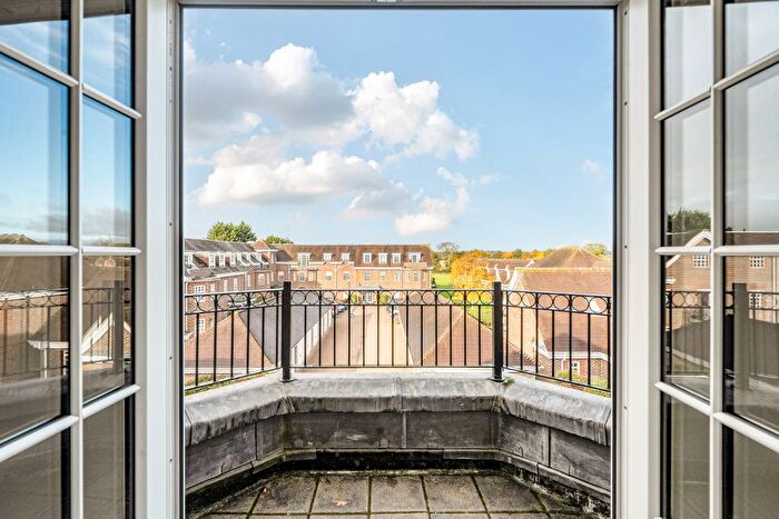 2 Bedroom Flat To Rent In Ravens Court, Castle Village, Berkhamsted, HP4