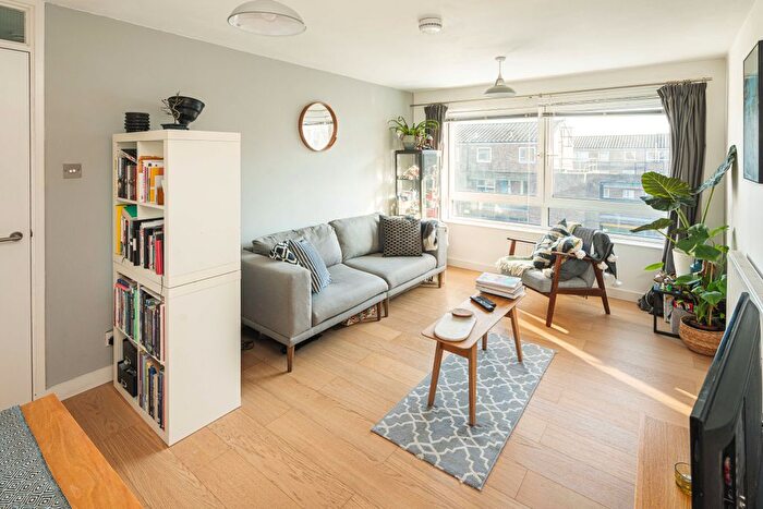 2 Bedroom Flat For Sale In Vestry Road, London, SE5