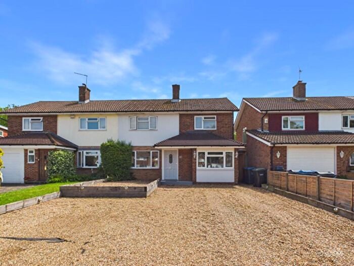 4 Bedroom Semi-Detached House For Sale In Falconwood Road, Croydon, CR0