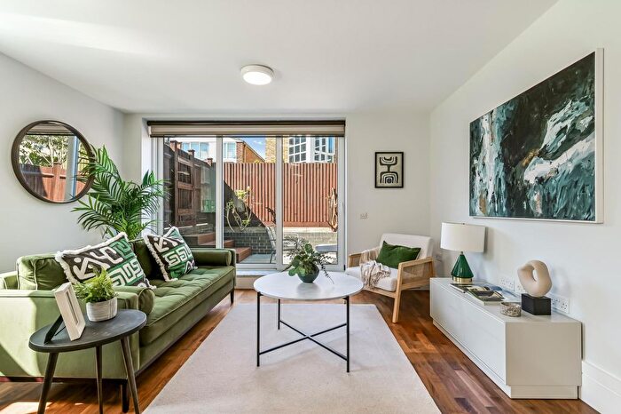 1 Bedroom Flat For Sale In Baptist Court, Brentford, TW8