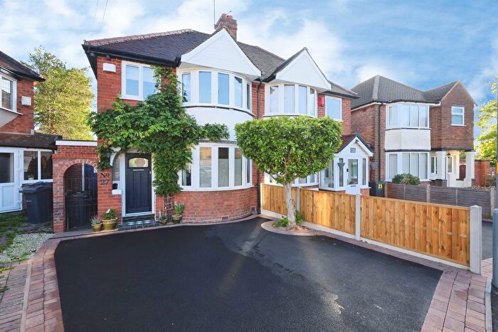 3 Bedroom Semi Detached House For Sale In Leavesden Grove, Birmingham, B26