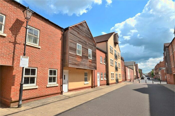 2 Bedroom Flat To Rent In Pine Street, Aylesbury, HP19