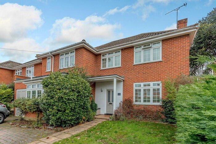 4 Bedroom Detached House To Rent In Daneswood Close, Weybridge KT13