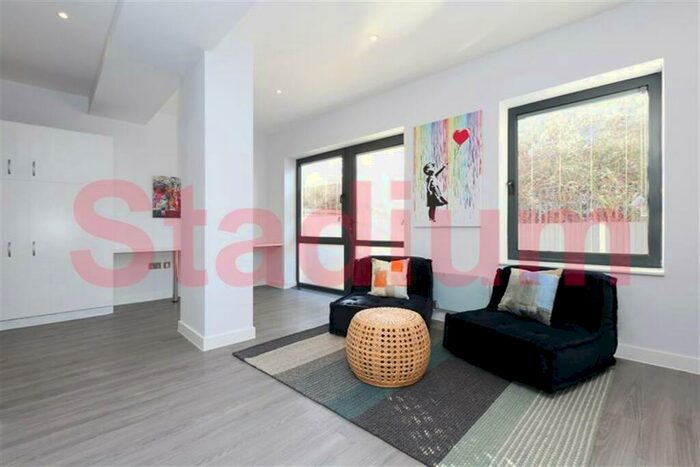 Studio To Rent In Drayton Park, London, - Epc Rating D, N5