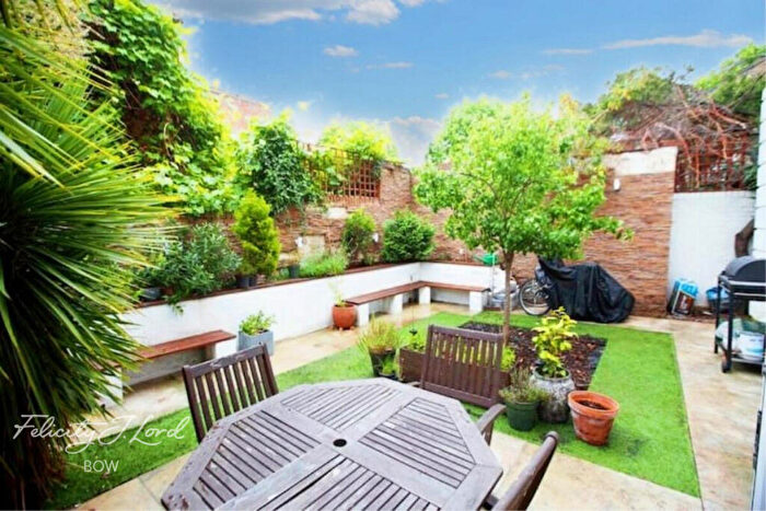 2 Bedroom Apartment To Rent In Hewison Street, London, E3