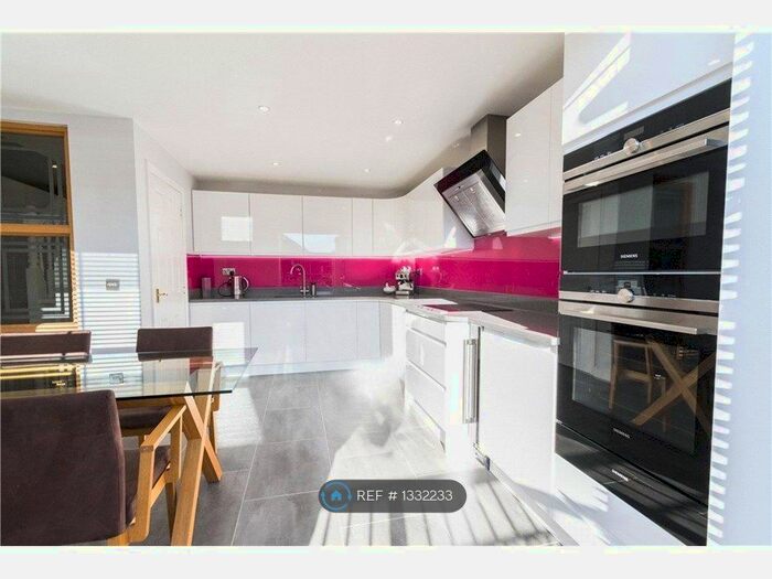 3 Bedroom Terraced House To Rent In Rambures Close, Warwick, CV34