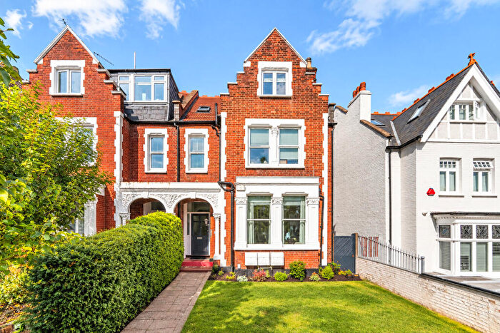 2 Bedroom Flat For Sale In Onslow Gardens, Muswell Hill, London, N10