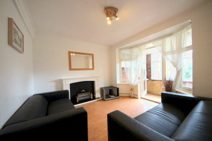 4 Bedroom House To Rent In Clarence Avenue - New Malden, KT3