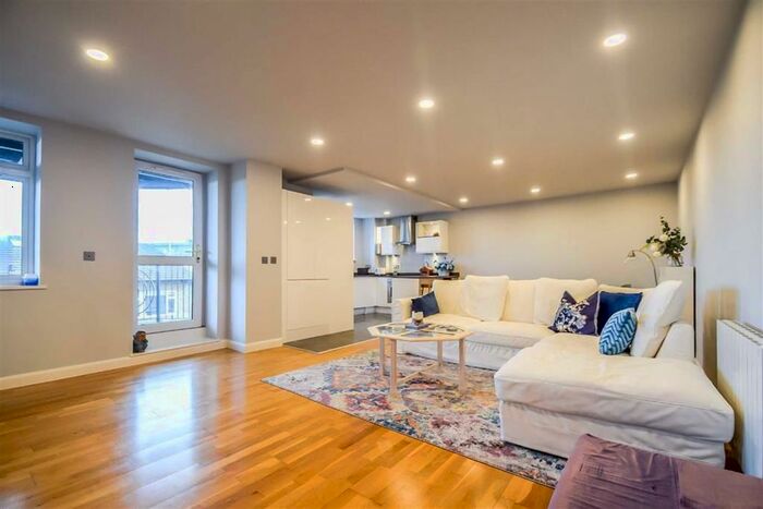 2 Bedroom Flat To Rent In Elm Road, Leigh-On-Sea, Essex SS9