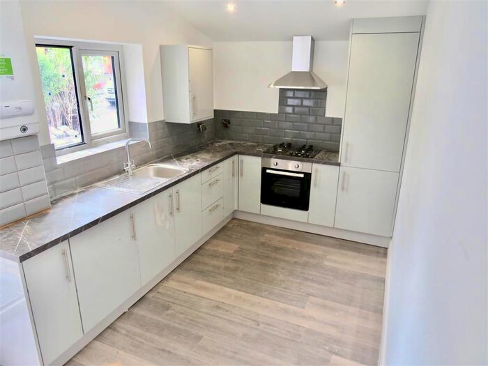 2 Bedroom Flat To Rent In Bromley Road, Birkby, Huddersfield, HD2