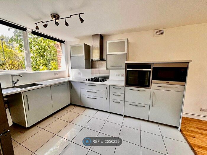 2 Bedroom Flat To Rent In Carlton Court, London, SE19