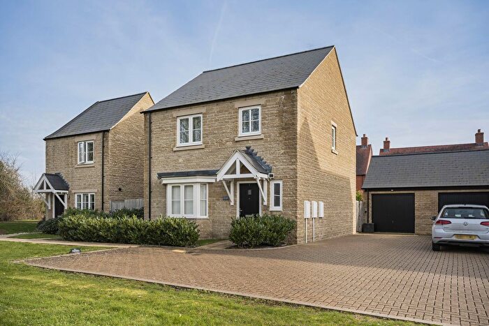 4 Bedroom Detached House For Sale In Violet Close, Ambrosden, OX25