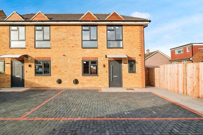 3 Bedroom Semi-Detached House To Rent In Berwick Pond Close, Rainham, RM13