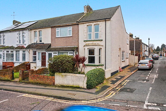 3 Bedroom End Of Terrace House For Sale In Gillingham Road, Gillingham, ME7