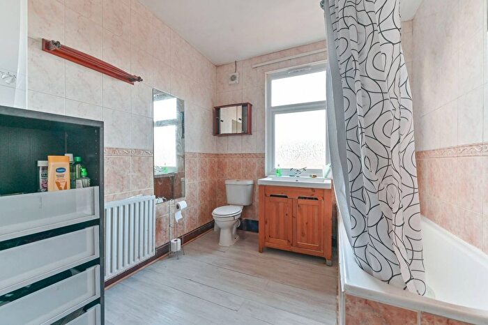 2 Bedroom End Of Terrace House To Rent In Lakehall Road, Thornton Heath, CR7