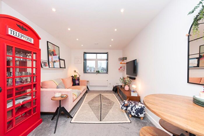 1 Bedroom Apartment For Sale In West Barnes Lane, New Malden, KT3