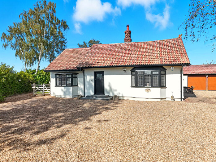2 Bedroom Bungalow For Sale In Ship Road, West Hanningfield, CM2