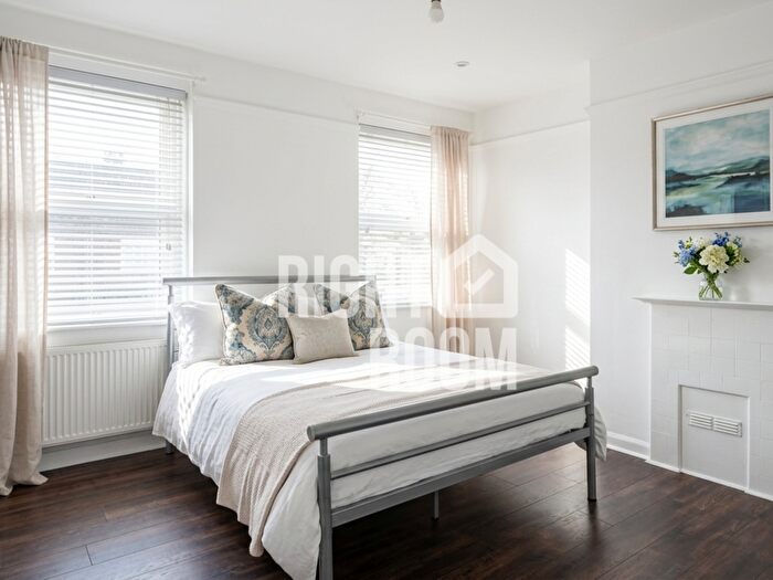 3 Bedroom Flat To Rent In Three Bedroom Flat, Joscoyne House, E1
