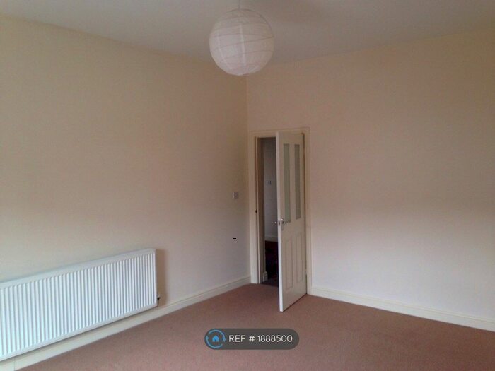 2 Bedroom Flat To Rent In Bradford Road, Birstall, WF17