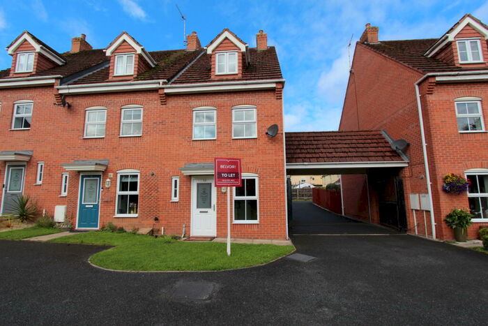 3 Bedroom Town House To Rent In Frost Fields, Castle Donington, DE74
