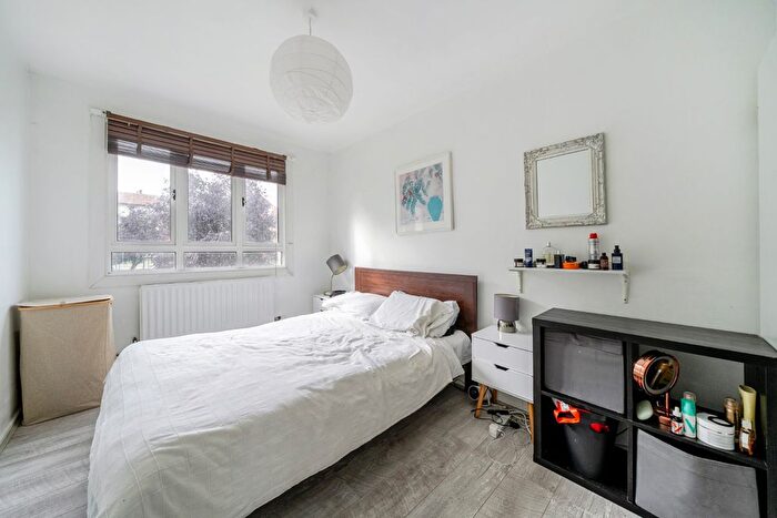 2 Bedroom Flat For Sale In Heather Close, London, SW8