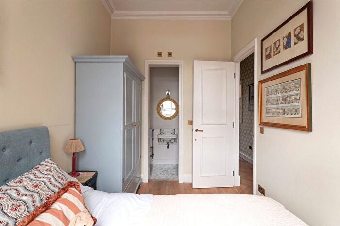 2 Bedroom Flat To Rent In Blenheim Crescent, Notting Hill, London, W11