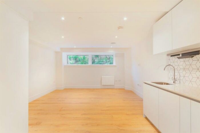 Studio To Rent In Queens Road, Weybridge, Weybridge, KT13